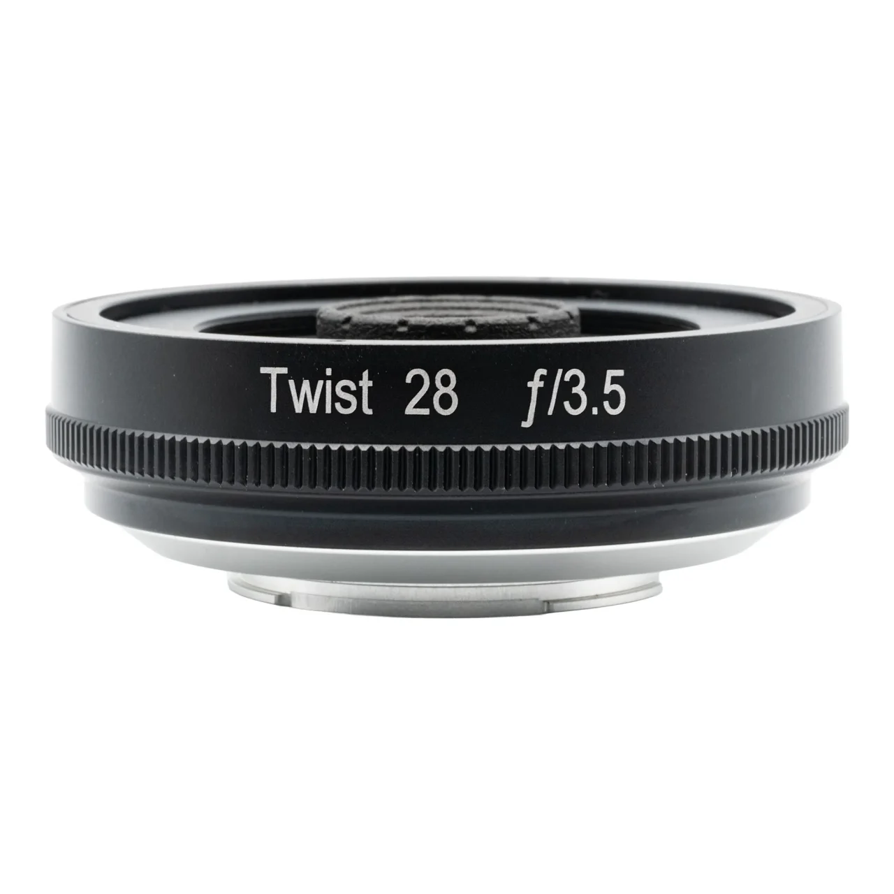 Lensbaby Twist 28の黒いパンケーキレンズ。鏡筒にTwist 28 f/3.5の刻印。