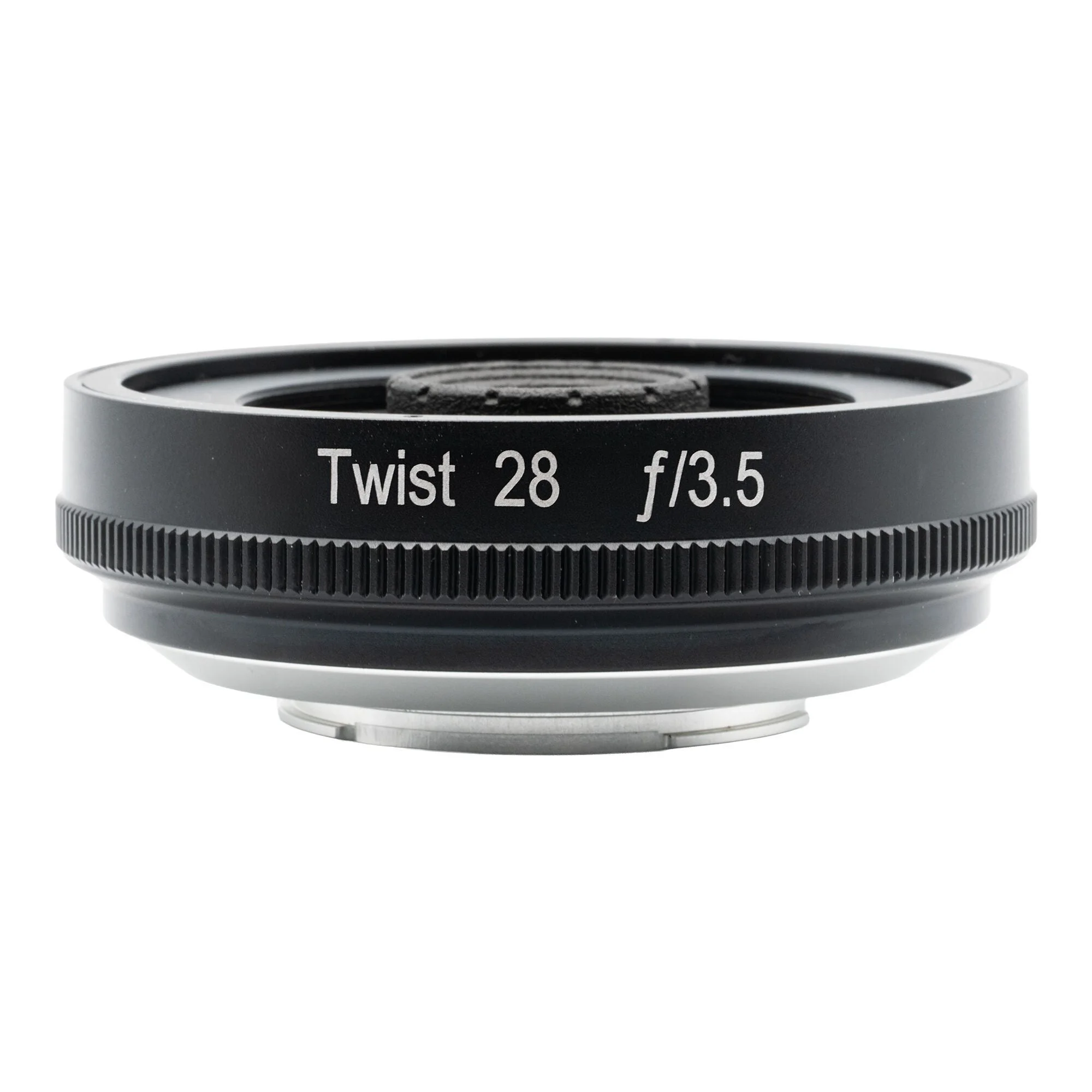 Lensbaby Twist 28の黒いパンケーキレンズ。鏡筒にTwist 28 f/3.5の刻印。