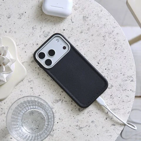 充電ケーブルを接続した状態のiFace Serelu MagSynqケース背面