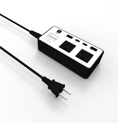 ACコンセント2口とUSBポート4つを備えた黒い海外用変圧器本体