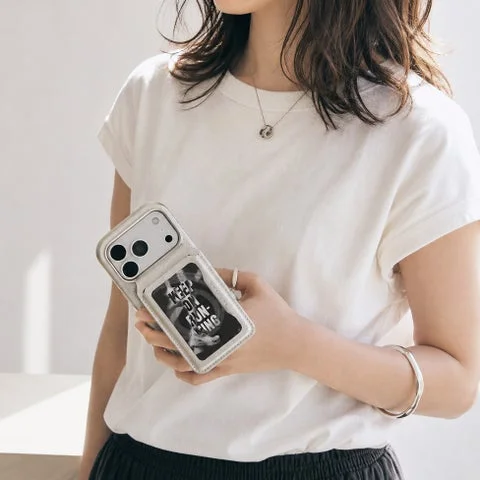 女性が手にしたスマホにカードが収納されたスタンドケースを装着している様子
