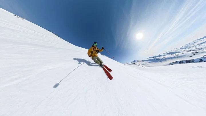 雪山を滑走するスキーヤーを捉えた360度パノラマ映像