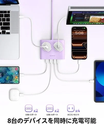 ラップトップやスマートフォンなど複数機器を接続した8-in-1マルチタップの充電シーン