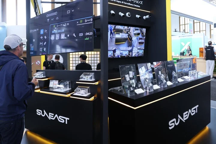 IFA 2026会場のSUNEASTブースで、黒とゴールドの展示台に製品が並び、来場者が大型モニター