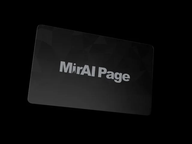 黒い背景に置かれたMirAI Pageのロゴ入り黒いNFCカード