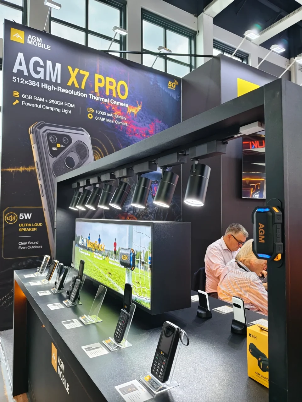 AGM X7 PROの展示ブースと、AGM MagRockなどの製品が並ぶ様子の写真
