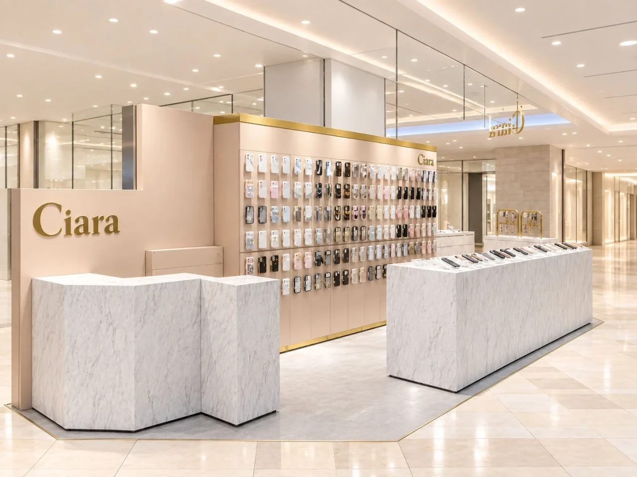 Ciaraルミネ横浜店の店内。壁面に多数のスマホケースが展示され、中央に大理石調のカウンターが配置されています。
