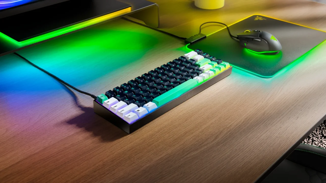 Razer Reclusa X Mini 65%のトライカラーキーキャップとRGBライティング