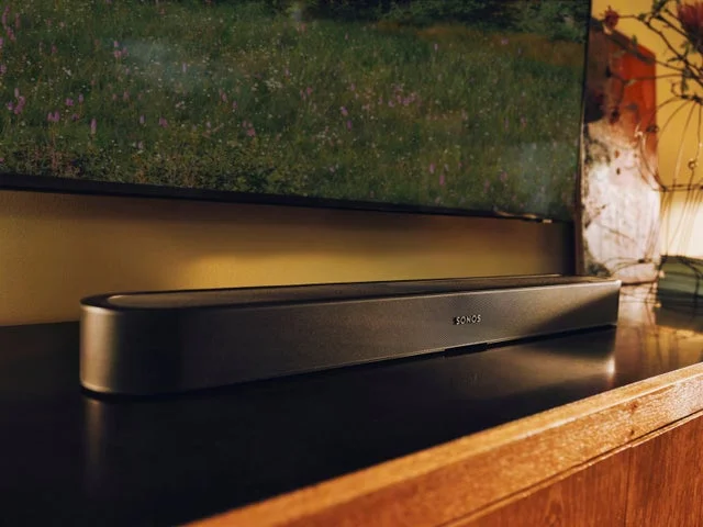 テレビ台に設置された黒いSonos Beam Ultraサウンドバー