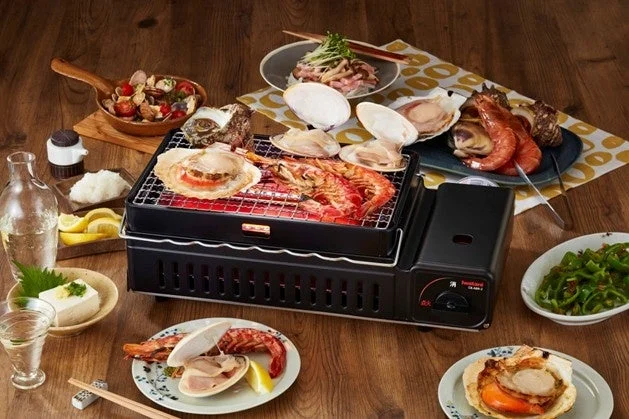 カセットガス炉ばた焼器 “炙りやII”で貝や肉を焼く卓上の様子