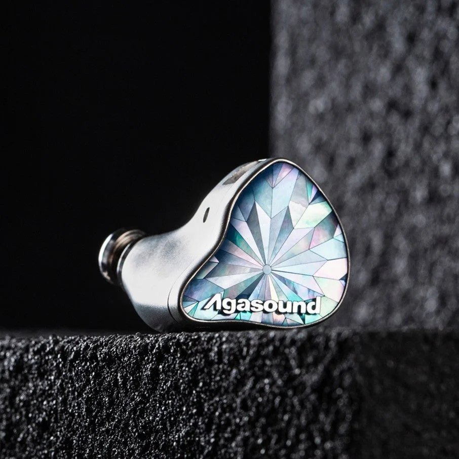 PEARLのフェイスプレートに螺鈿が施された有線イヤホンの外観