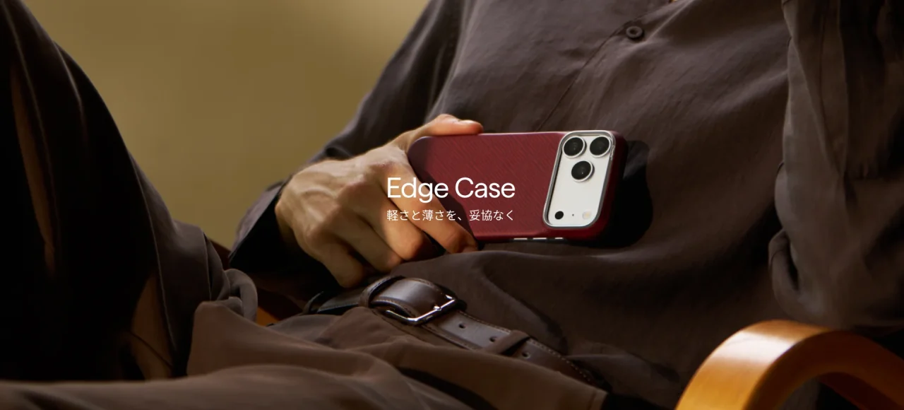 Edge Caseの赤いアラミド繊維ケースを手に持った利用シーン