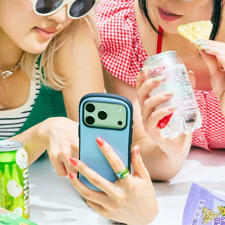 First Class（ファーストクラス）のスマホケースを手に持った利用シーン