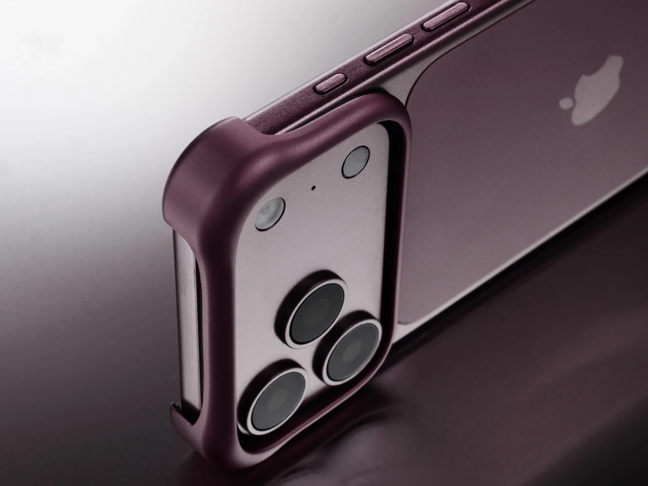 Arc Pulseのマットダークレッドのカメラ部分と側面の装着イメージ