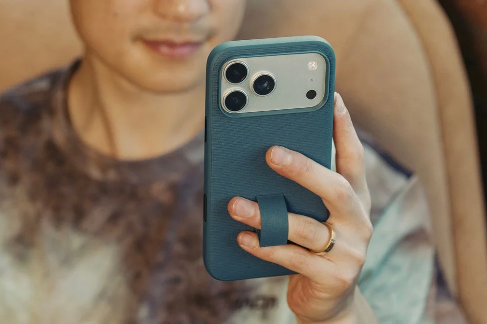 エブリデイ ループ ケースを装着したiPhoneを手に持つ利用シーン