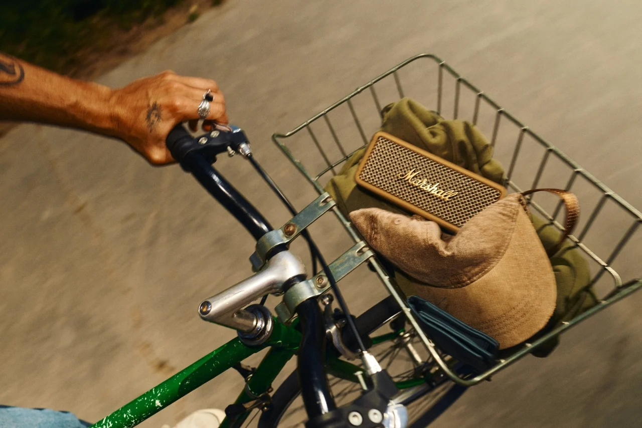 Emberton III Brownが自転車のカゴに置かれた利用シーン