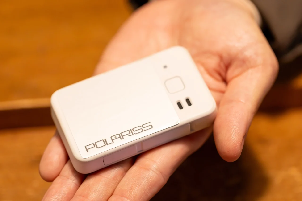POLARISS(ポラリス)の白い本体を手に持った様子