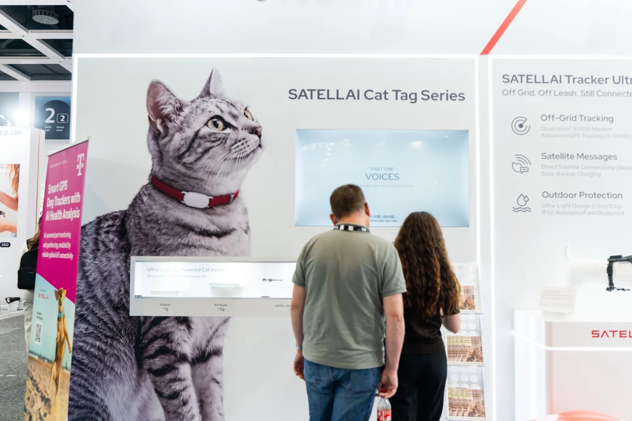 IFA 2026のSATELLAIブースで、猫のポスターと製品パネルを来場者が見ている様子