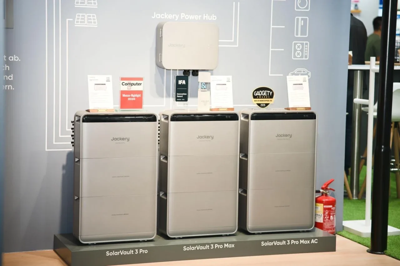 IFA 2026展示会場で並べられたJackery SolarVault 3シリーズの蓄電システム