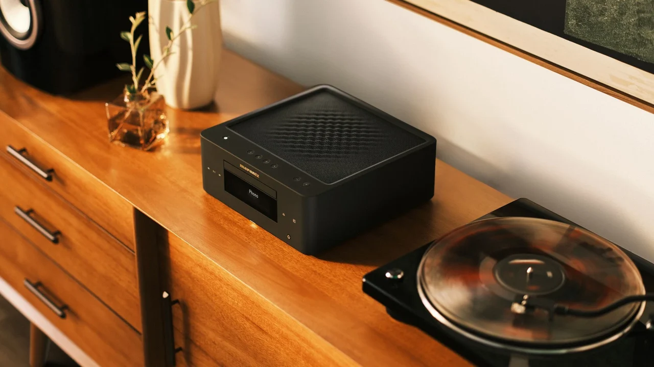 MCR 60nのブラック筐体とレコードプレーヤーを木製家具上に配置した利用シーン