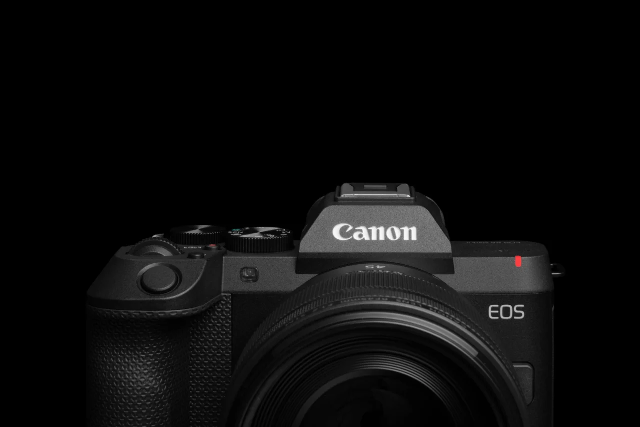 EOS R8 Mark IIの正面アングル。黒いボディにCanonロゴとEOS表記、レンズが装着されている。
