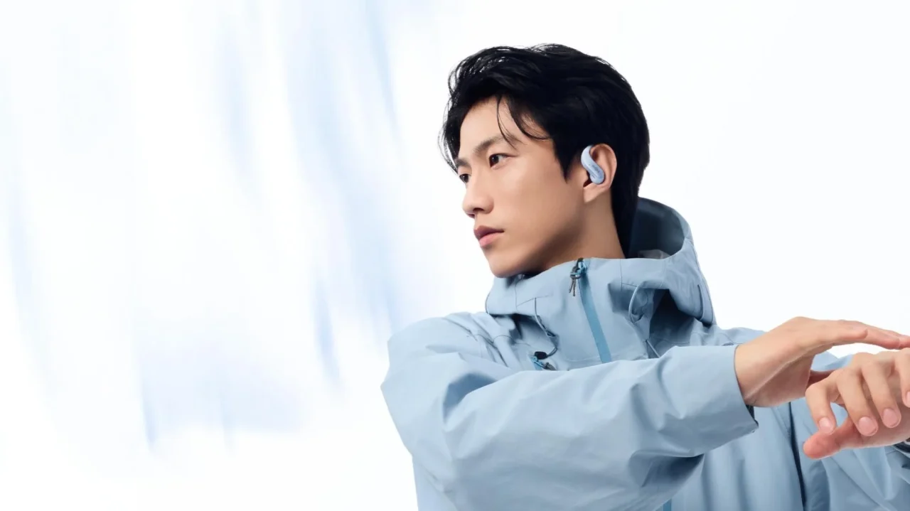 OpenFit Air 2を装着した男性が腕を組む姿