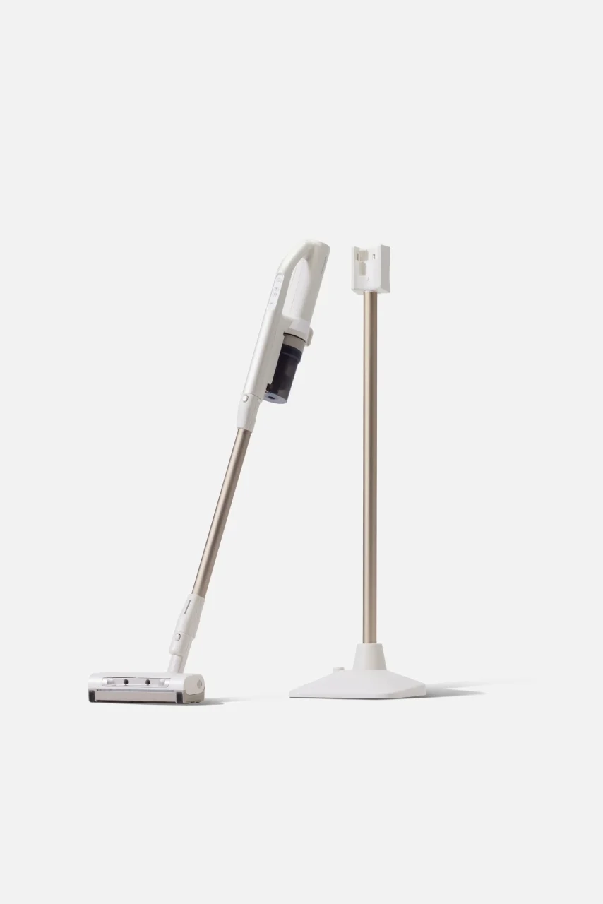 白とベージュのコードレススティック掃除機と充電スタンド