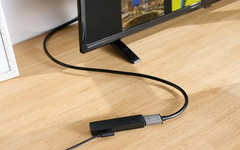HDMI延長ケーブルをテレビ背面に接続し、ポートを手前に引き出した利用シーン