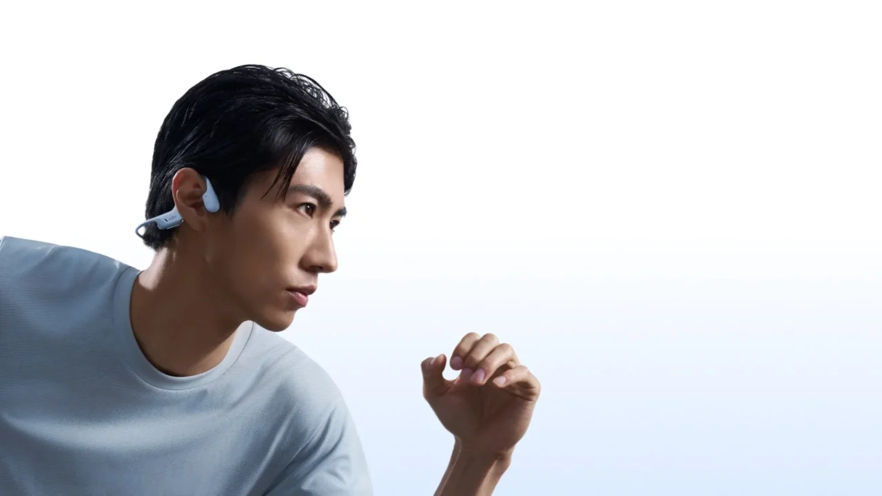 OpenRun Air 2を装着した男性が走る姿
