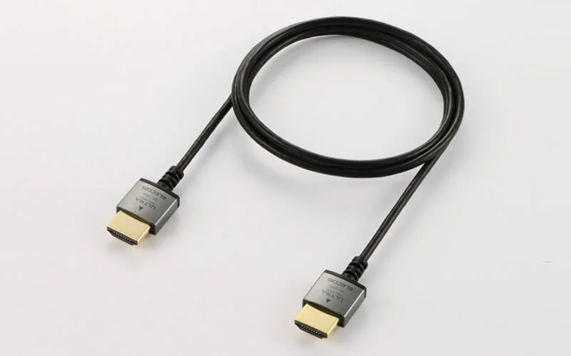 スーパースリムHDMIケーブルの黒い本体と小型コネクター