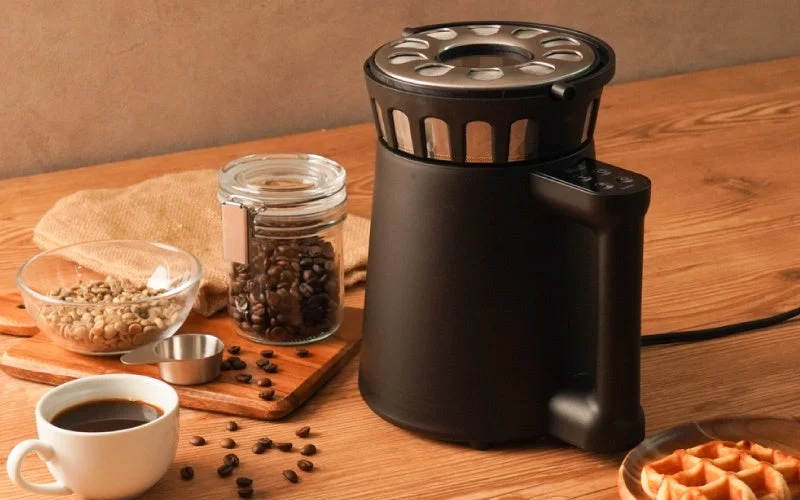 コンパクトコーヒーロースター「ロイジー」の本体とコーヒー豆