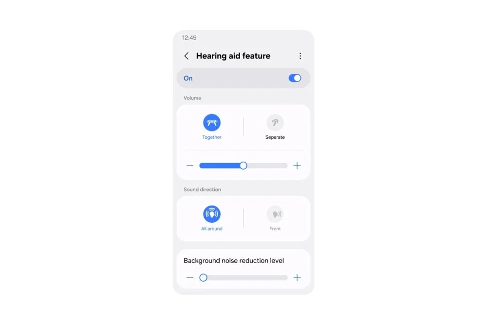 Samsung Galaxy Budsの補聴器機能設定画面。音量や音の方向、背景ノイズ除去レベルの調整UIが表示されています。