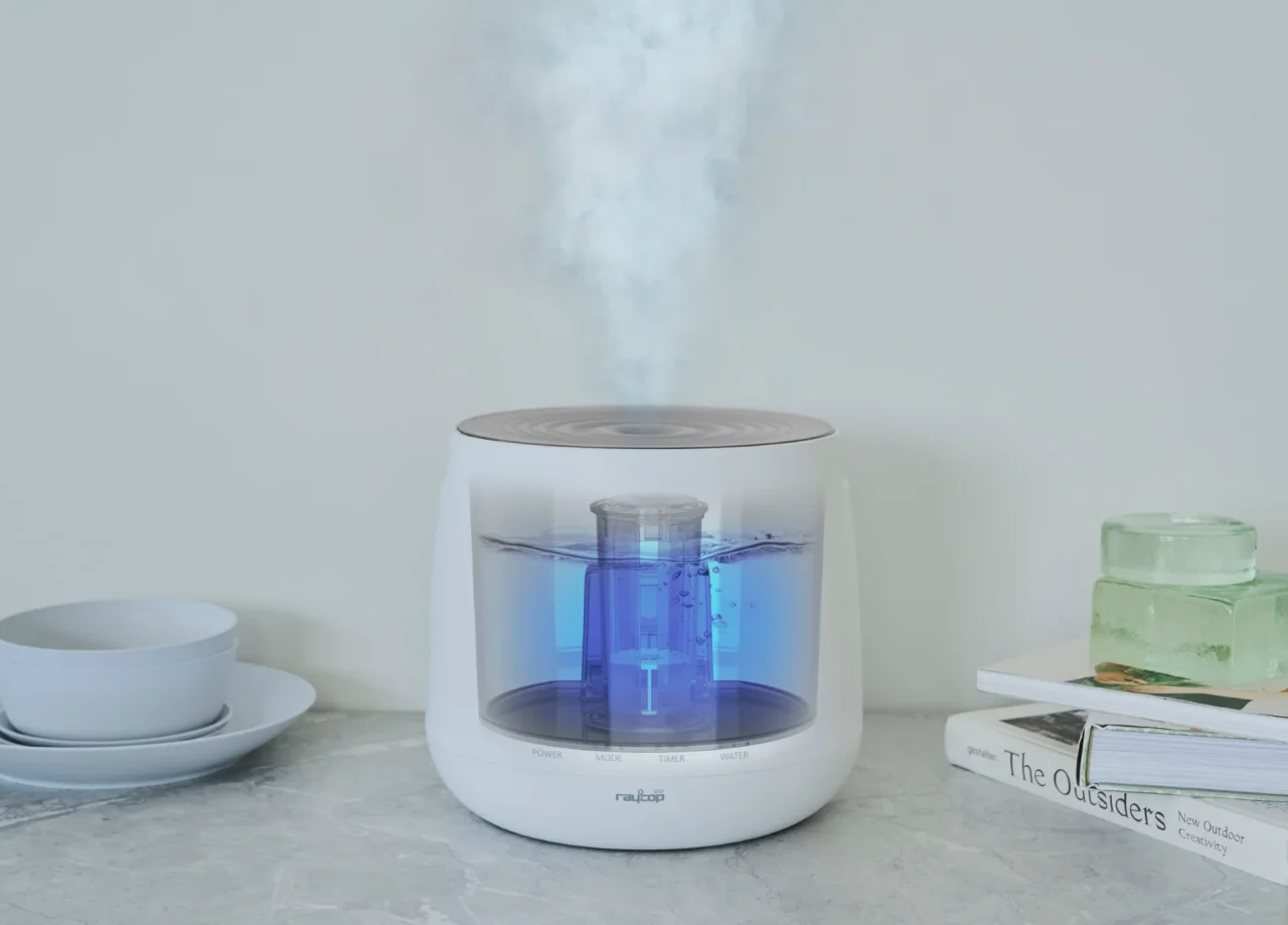 MINAMOのUV除菌イメージ。タンク内の青い光とミストが確認できる