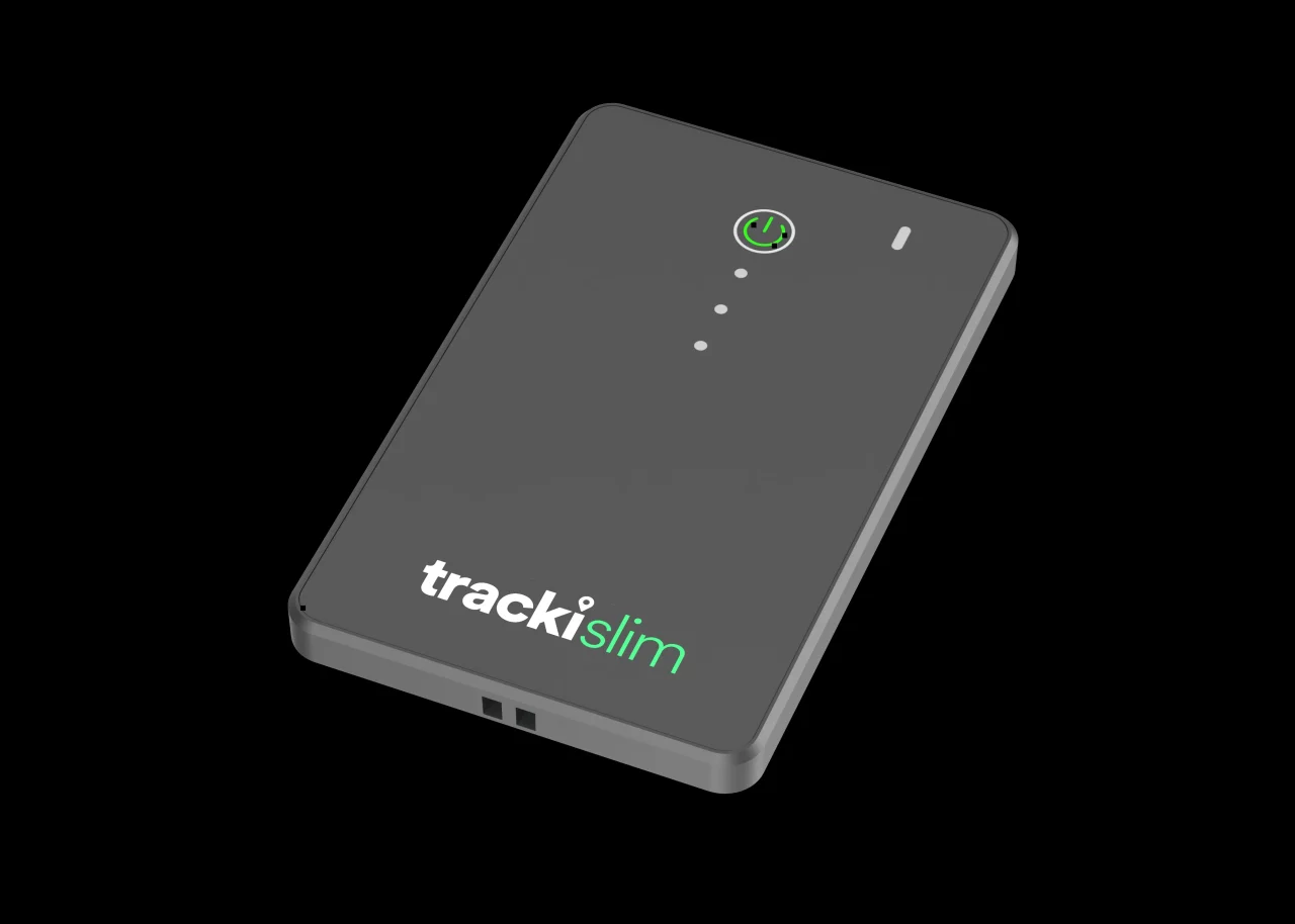 Slim4G+の斜めアングル画像。黒いカード型ボディにtrackislimのロゴと緑の電源ボタンが確認できる。