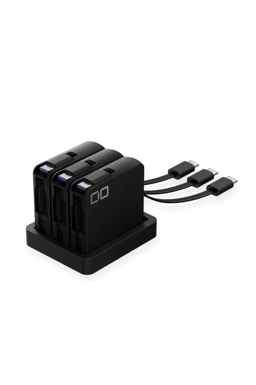 CIO ケルベロスのブラックモデル。3つのコードリール式USB-Cケーブルがクレードルに収められた外観。