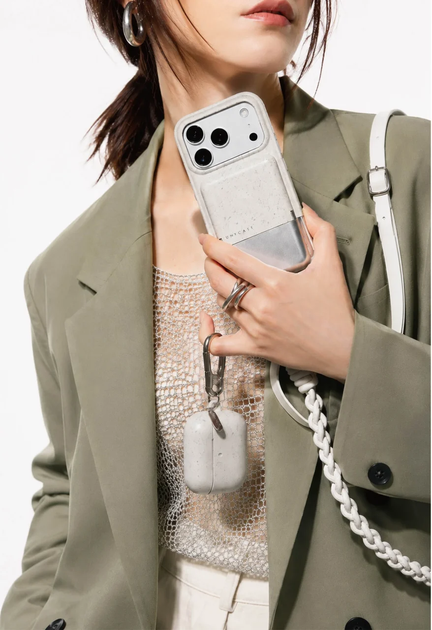 STONE SERIESのiPhoneケースとAirPodsケースを手にした利用シーン