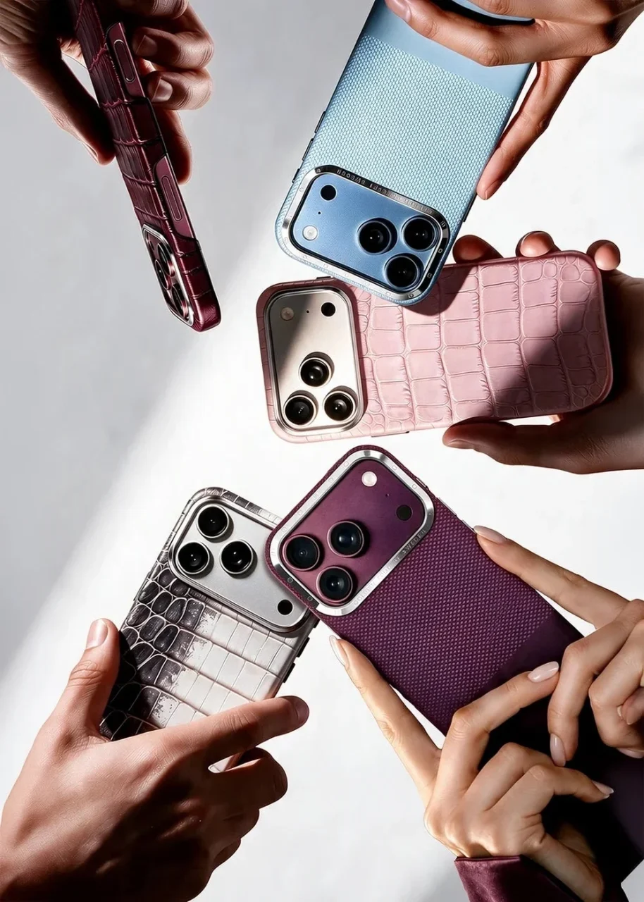 GOLDEN CONCEPT iPhone 18対応ケースコレクションの複数モデルを手に持った集合写真