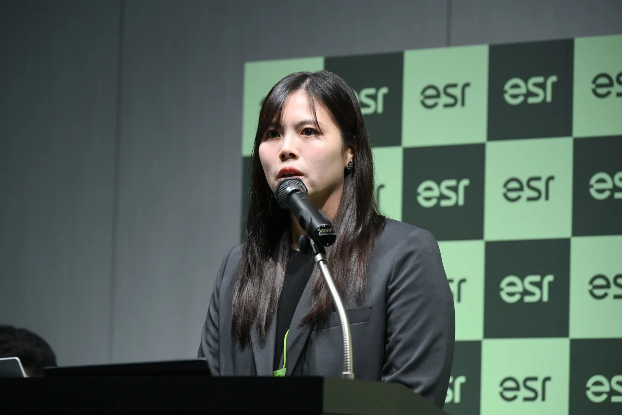 ESR新製品発表会で登壇するElsie Chu氏と背景のesrロゴ