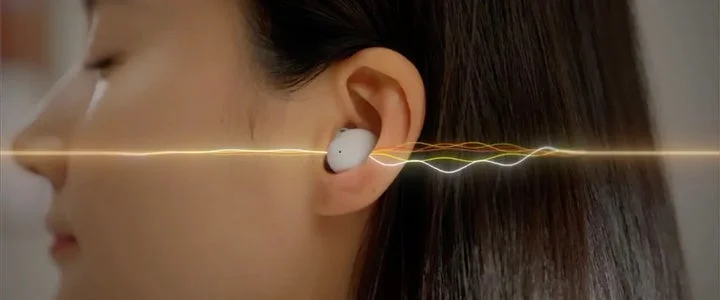 イヤホンを耳に装着した人物と、そこから発せられる信号のような光のライン