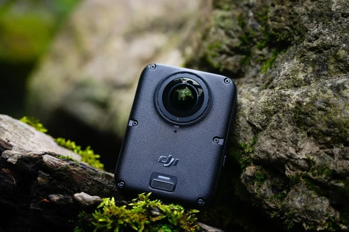 自然の中に置かれたDJI Osmo 360 II