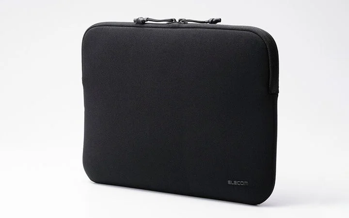 黒色のネオプレン素材で作られたMacBook Neo用インナーバッグの正面全体