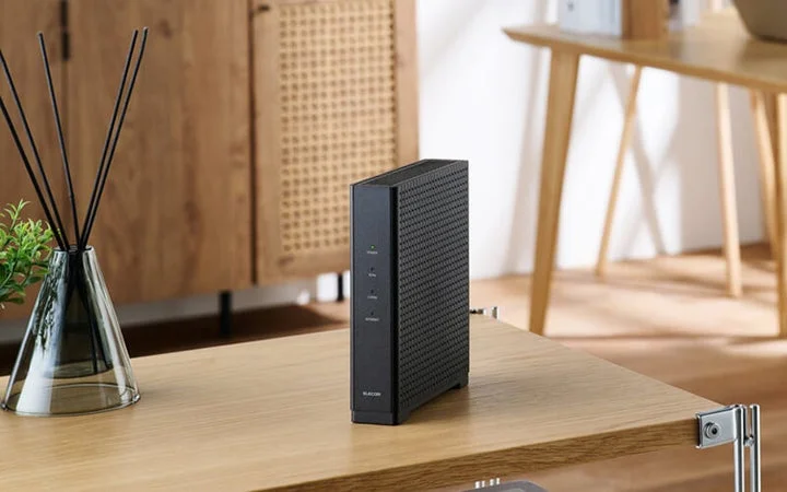 テーブルに置かれたWi-Fiルーターの正面図