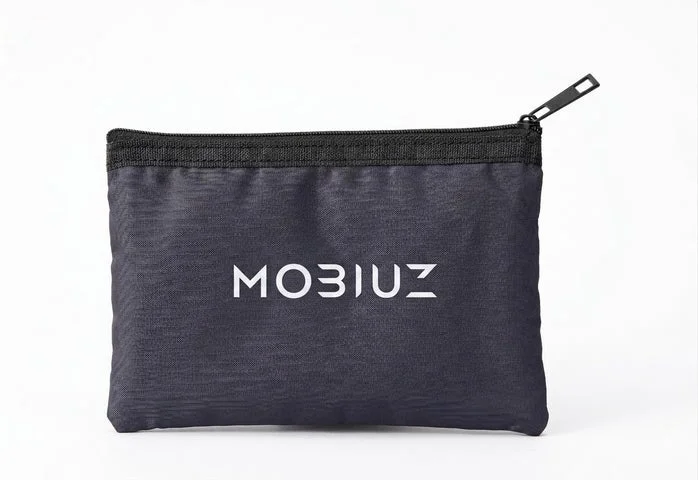 MOBIUZのロゴがプリントされた黒いオリジナルポーチ