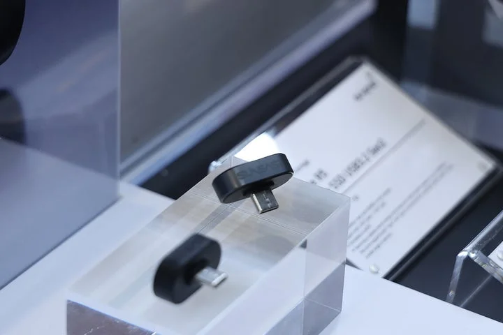 展示台に置かれた黒い小型ポータブルSSDとUSB-C端子