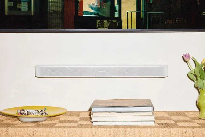 テレビ台に設置された白いSonos Beam Ultraサウンドバー