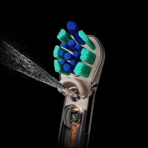 円すい状に広がるジェット水流を噴射するブラシヘッド