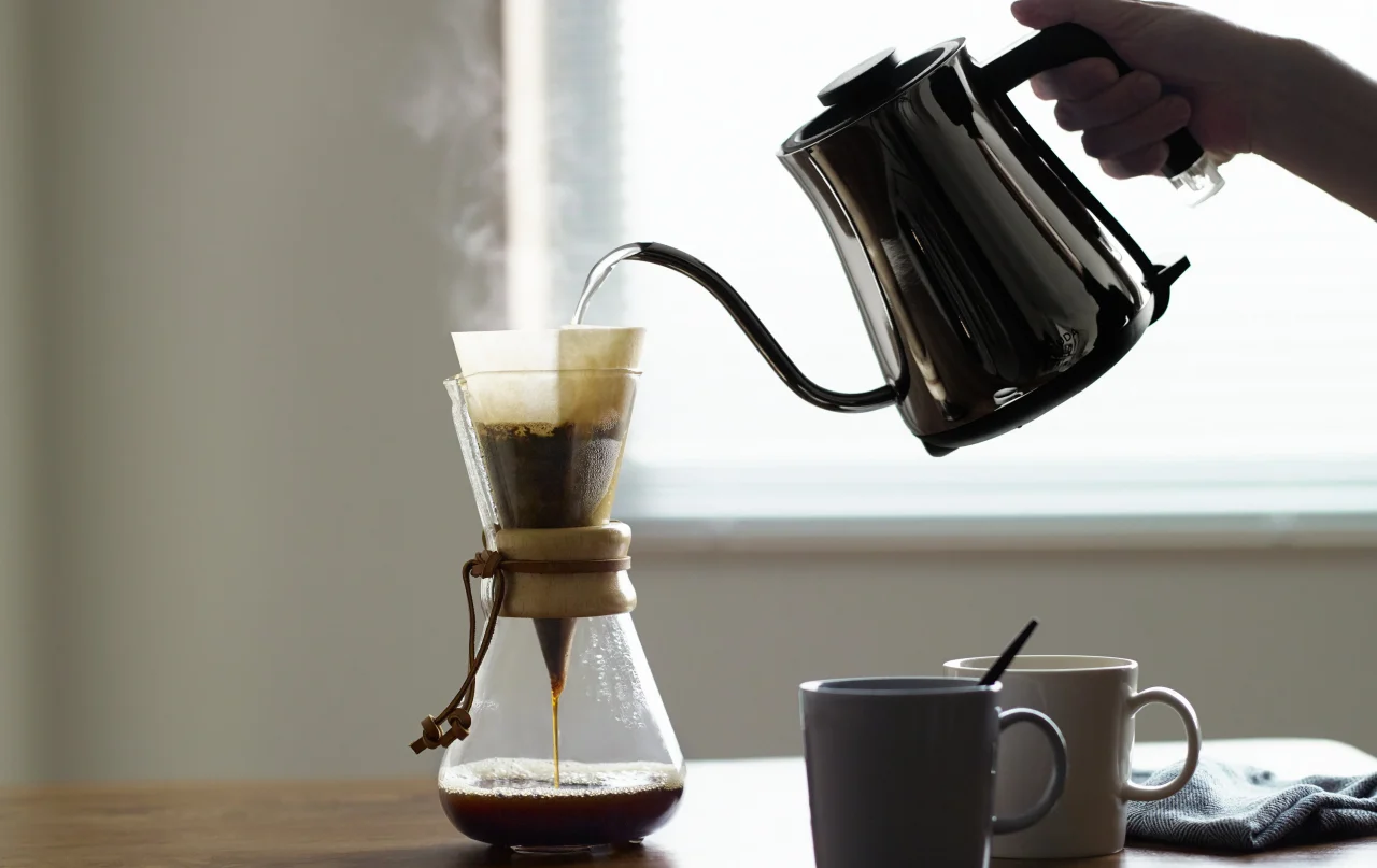 BALMUDA The Pot クロームでコーヒーを淹れる使用シーン