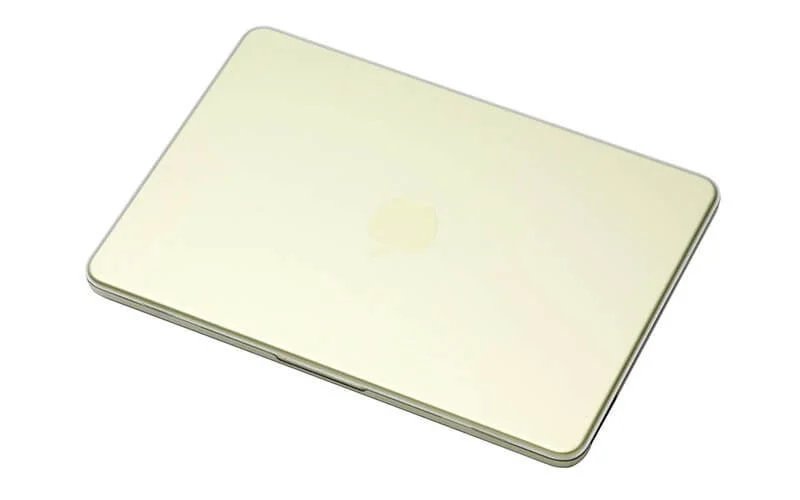 MacBook Neoに装着したハードシェルカバーの上面。本体ロゴが透けて見えるマットクリア加工
