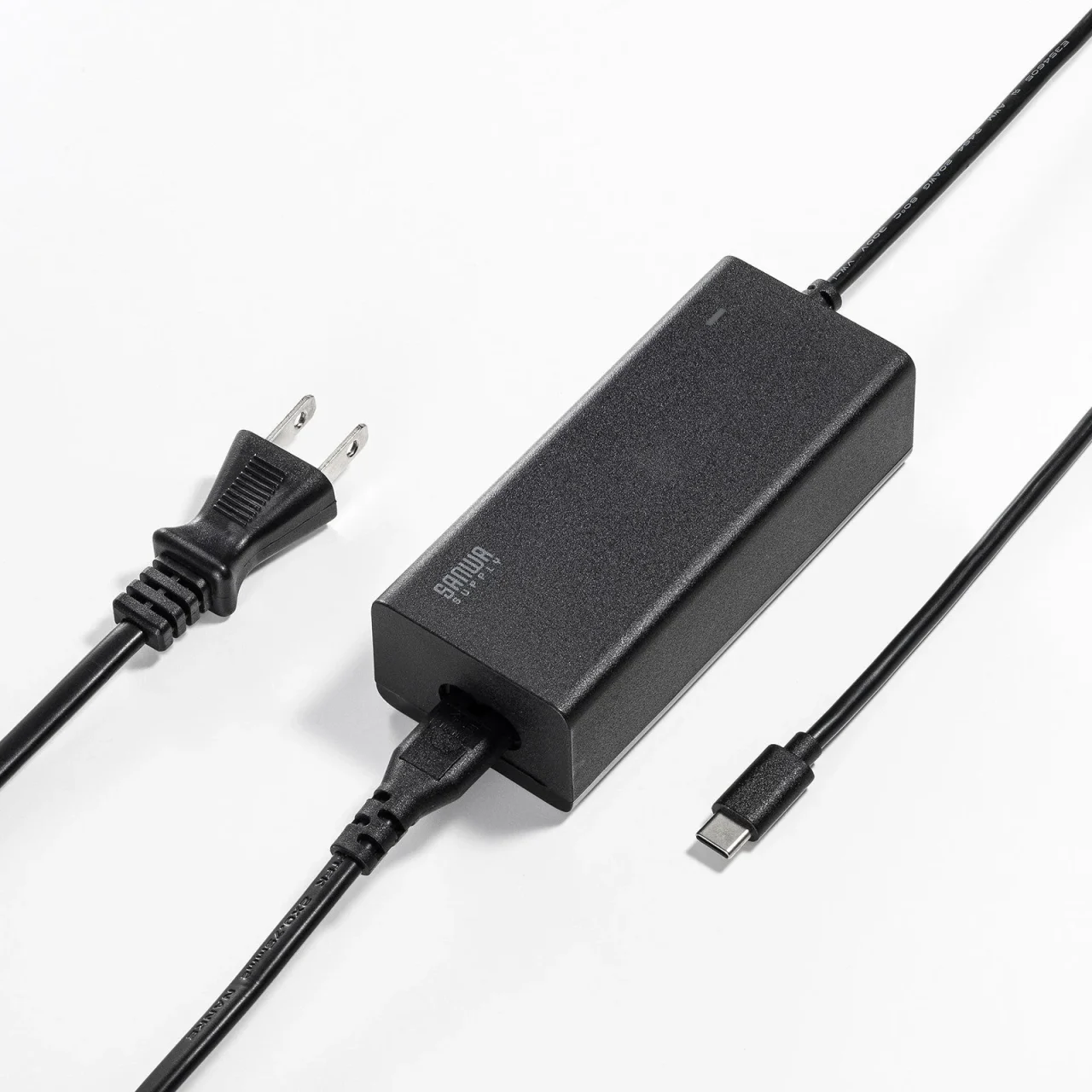 ACA-PD114BKの本体とACプラグ、Type-Cケーブルの全体外観