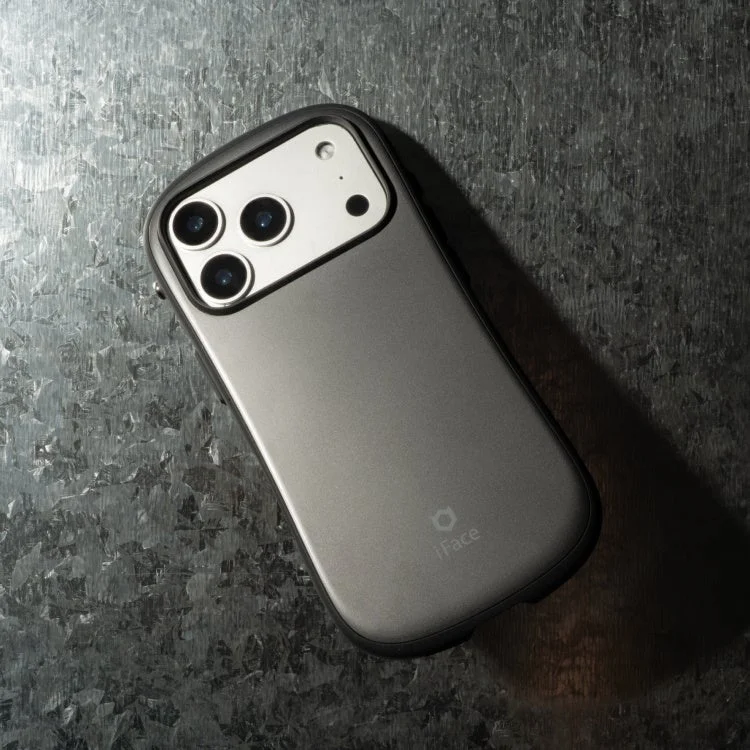 iFace First Classのメタリックグレーの背面パネルを装着したスマホケース